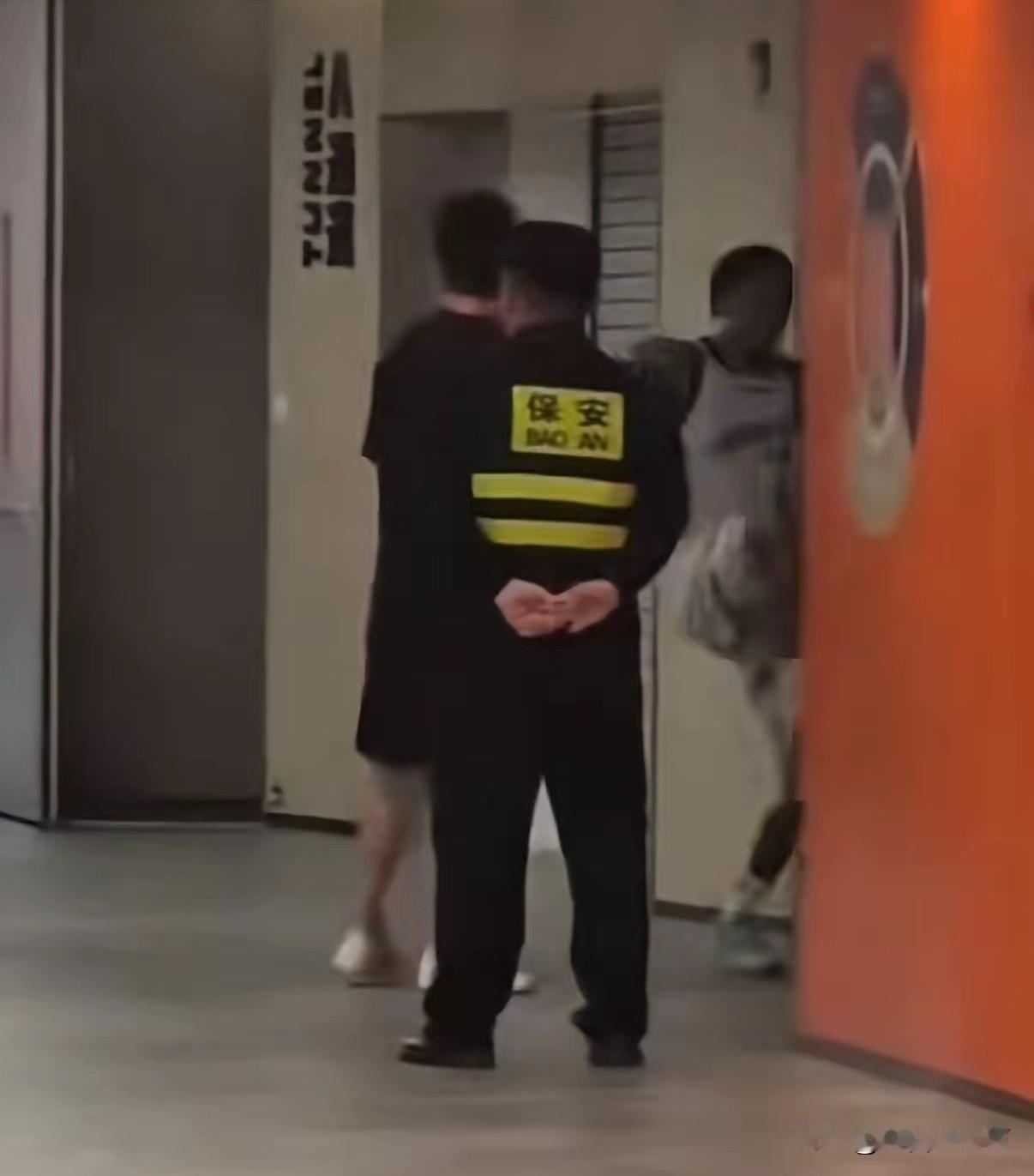 广厦队布朗麻烦了，踹门这事已经被知名媒体报道了。上海队主场体育馆的工作人员向某大