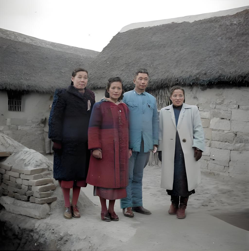 1948年，在徐州前线慰问国民党士兵的妇女界代表，穿着时髦的皮草或呢子大衣，留着