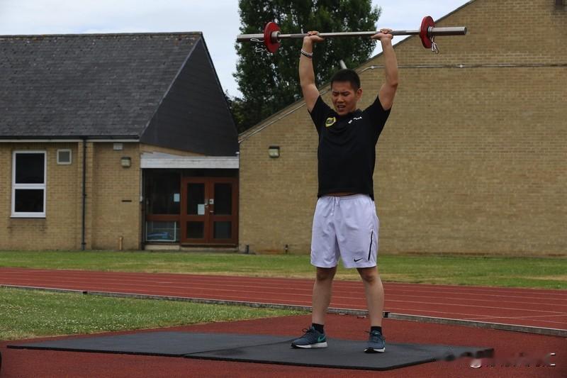 年轻男孩儿想拥有完美肌肉身材并不难，掌握方法坚持做就行。每周得安排2-3次