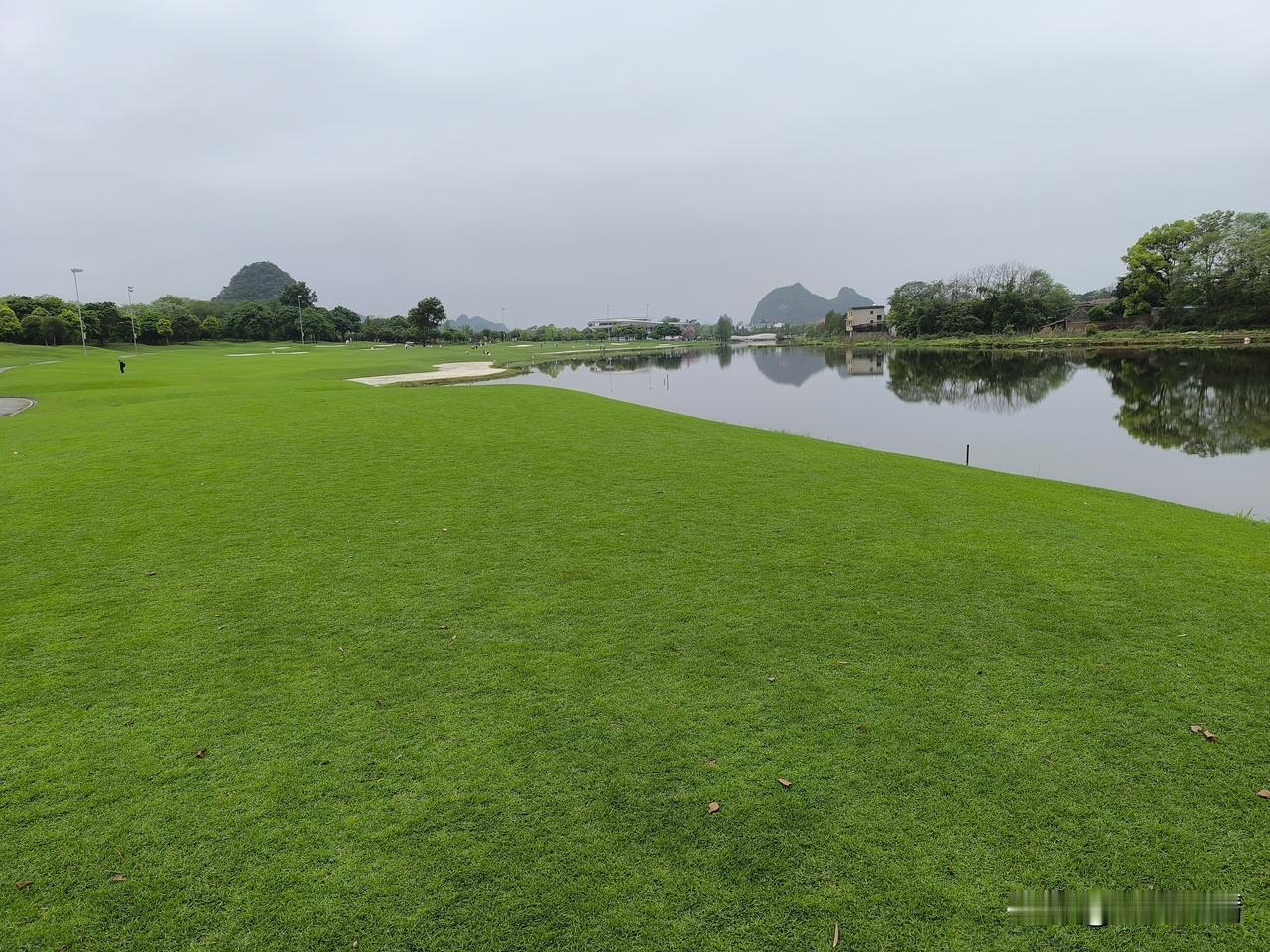广西桂林：将违规建设的高尔夫球场改造为4A级旅游景区，那也是很不错的！我感觉在