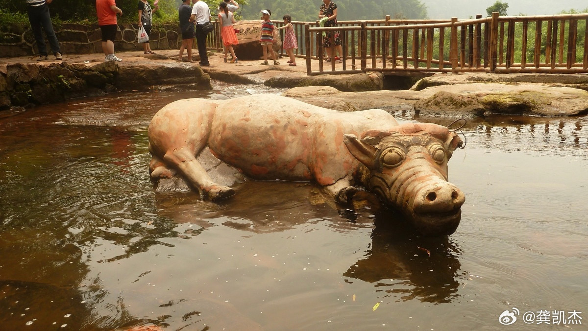 织女为救渴死的老牛，凿开天河引来清泉，老牛便化作石牛永远静卧于此。。。岁月是把杀