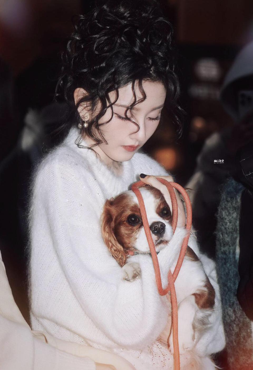 宋祖儿在巴黎时装周Valentino场子直接美出新高度！一袭2025秋冬黑裙超吸