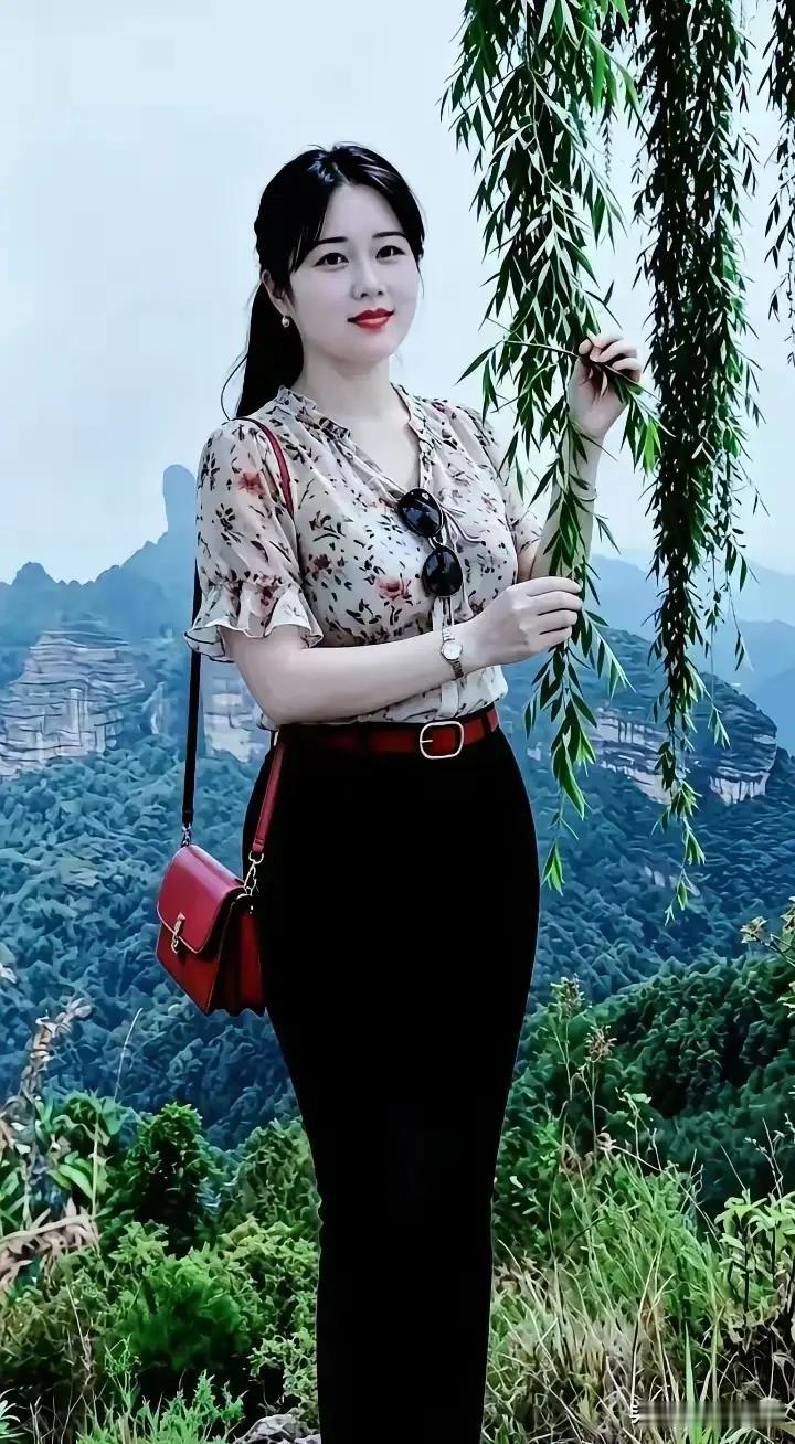 潇洒美女，光彩夺目！悠闲自得，天真自然。毫无造作姿态，出水的芙蓉自然美。