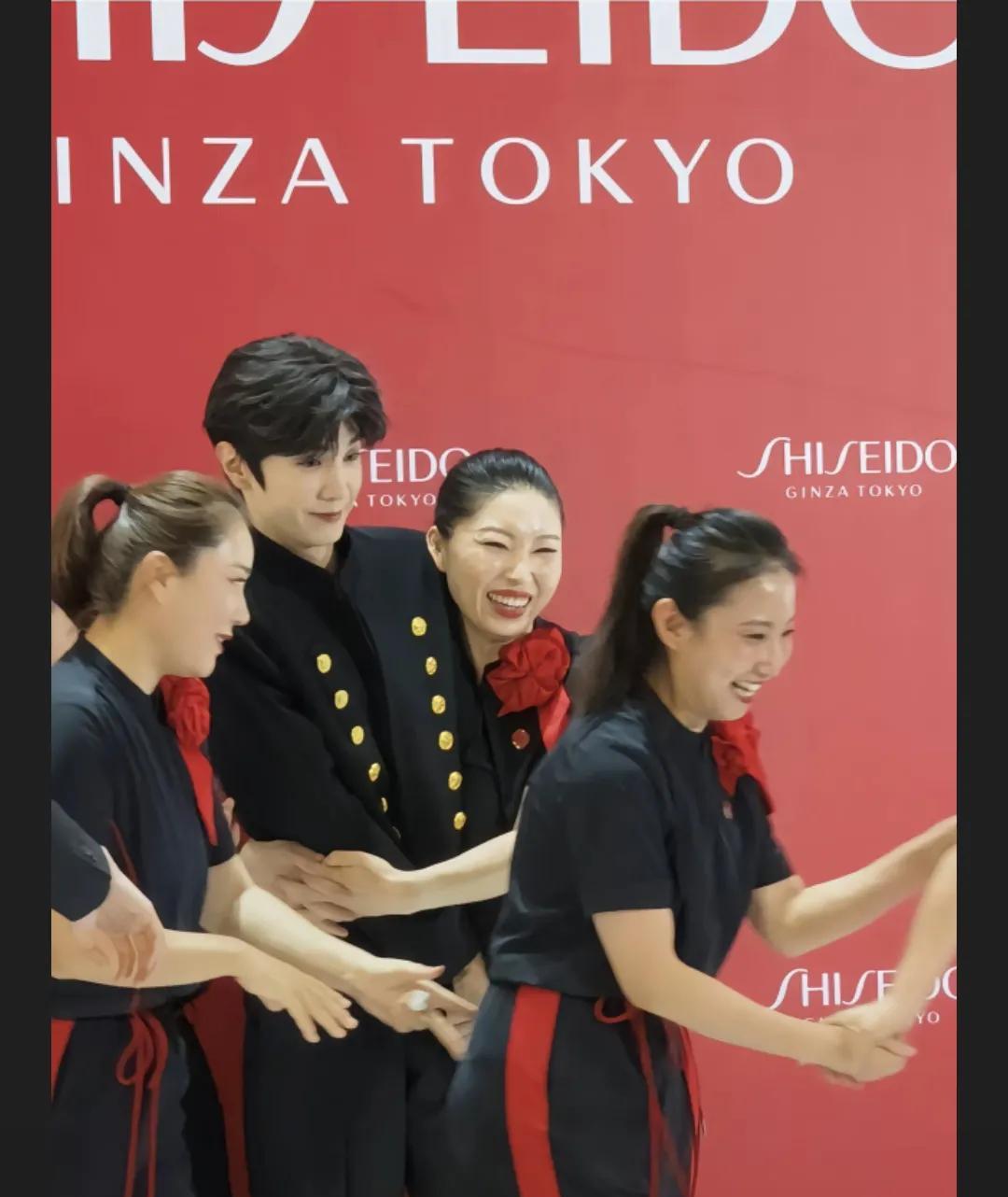 代入陈哲远真的要崩溃了陈哲远演了《偷偷藏不住》后爆火近日参加活动和资生堂柜姐
