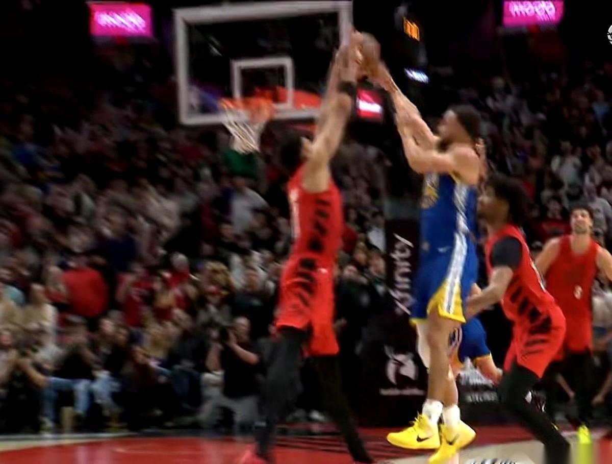 全世界都逼着他赌。真的，你看最后那几分钟就明白了。他玩儿命往里冲，想靠个上篮解