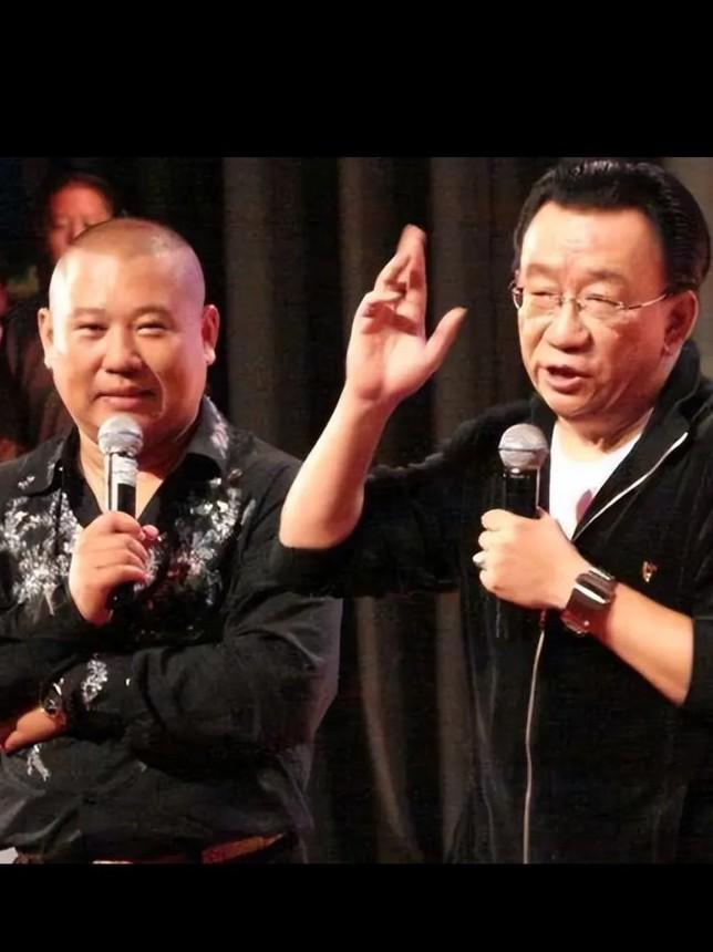 相声世家侯耀华炮轰德云社！昨天侯耀华和张伯鑫直播时表示:德云社说的不算是相声，而