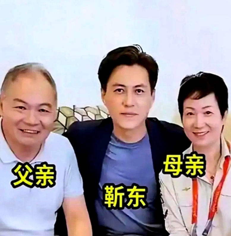 靳东妈妈太年轻被误认，真相刺痛多少人照片里那位皮肤紧致、笑容像三十出头的女士