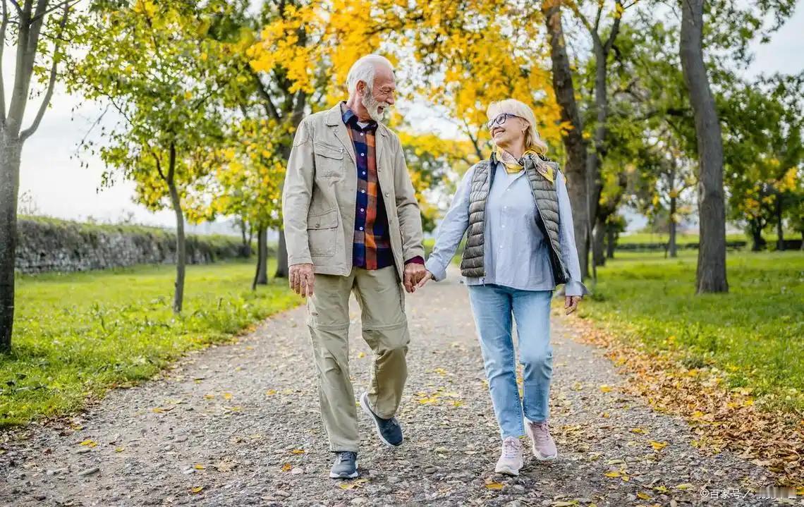 经常散步到底好不好？医生提醒：50岁以上人群，注意好5点很多人一边喊着腰痛腿