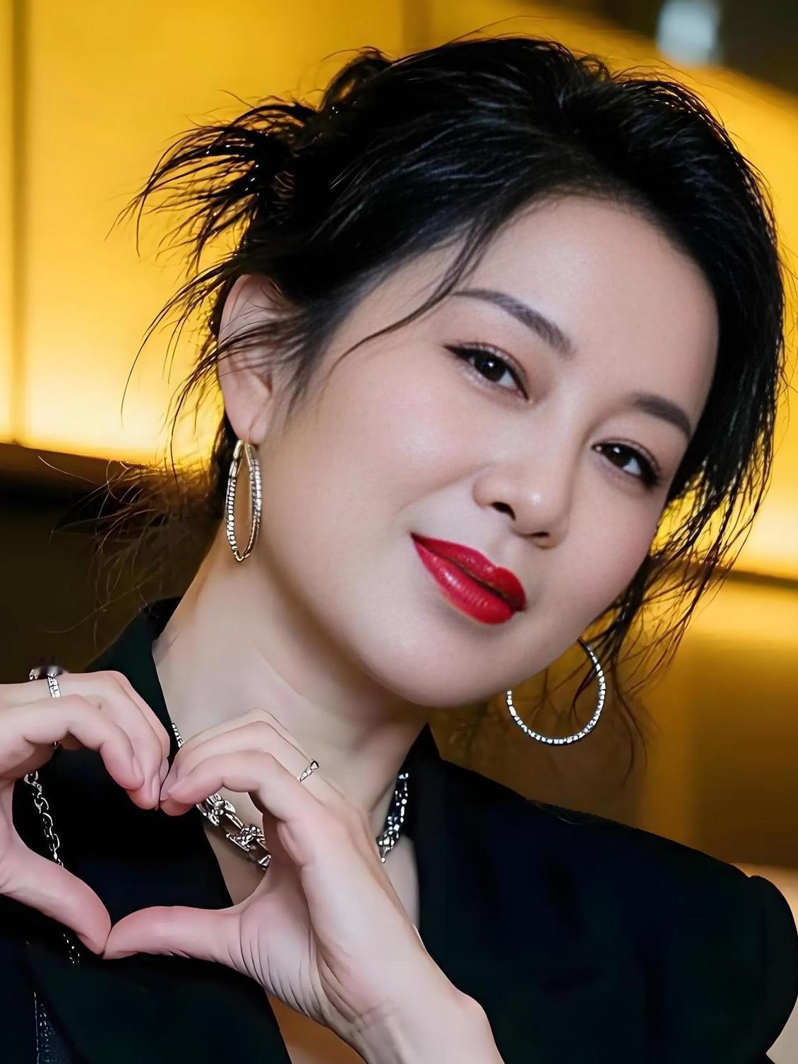 优雅红唇，时尚耳环，爱心手势，魅力满满！💋✨