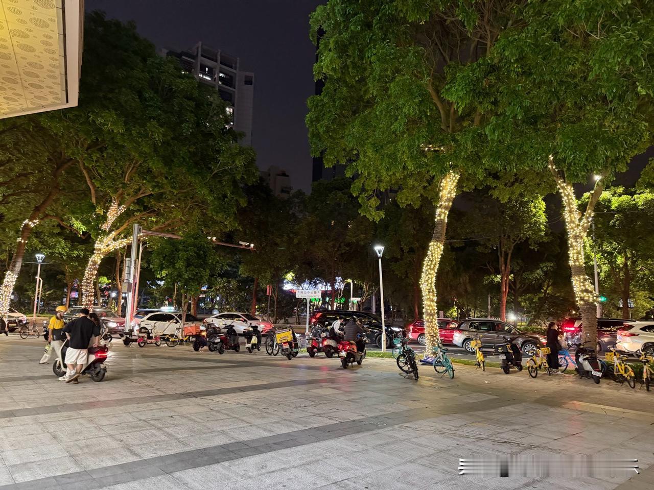 感觉最近半年，深圳湾的电动车多了很多。因为有电动车的存在，所以汽车就开始打喇叭。