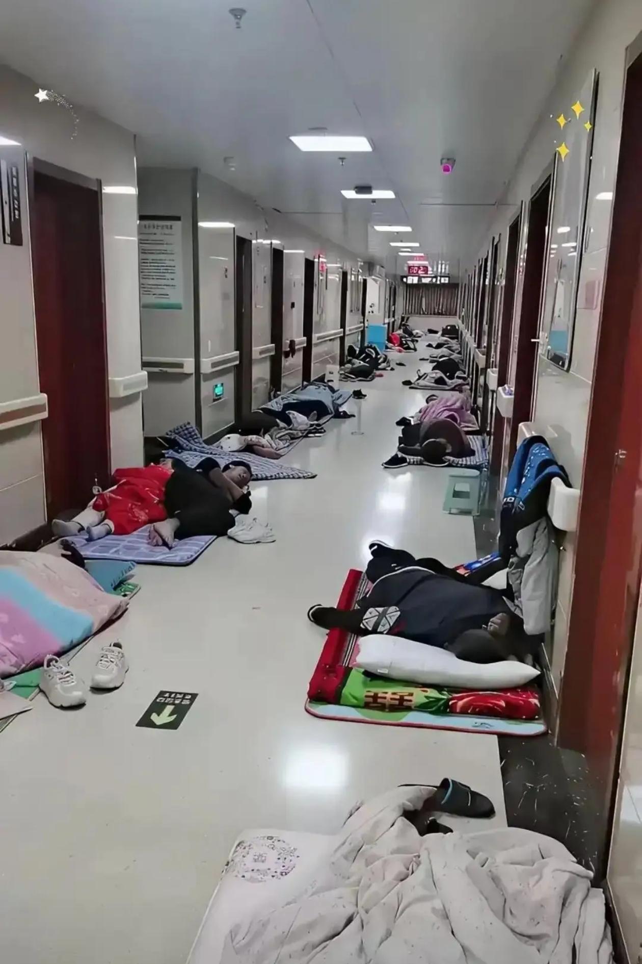 武汉的一家公立医院做了一件“反常规”的事情，让家属可以在走廊打地铺过夜。这件事情
