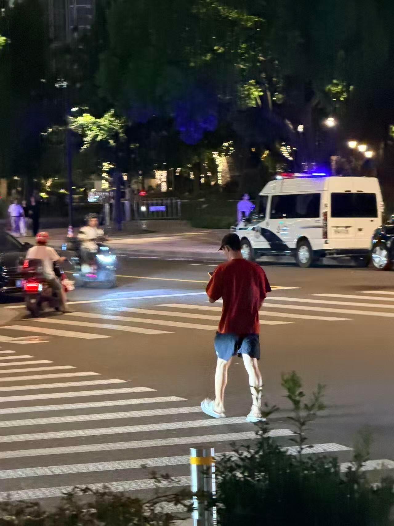 我们黄sir回上海真一秒闲不住…依旧是超绝松弛拖鞋出门网友上海偶遇黄景