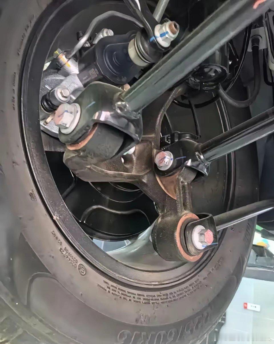 其实一台车的做工质量怎么样，从悬架就完全能看出来。第一张图是我朋友的国产电车，落