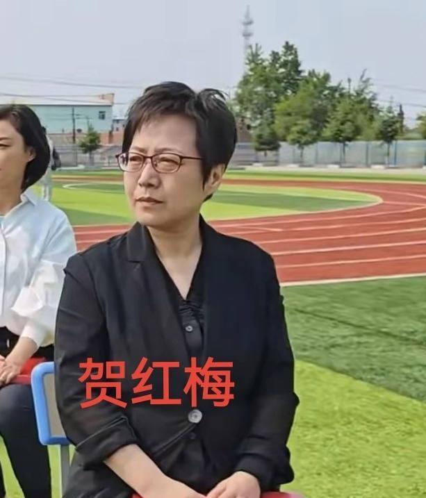 前央视主持人贺红梅罕见露面，57岁模样大变，与年轻时的精致端庄判若两人，不说真的