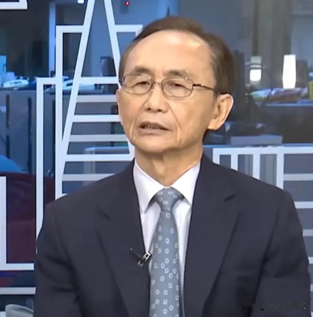 吴子嘉表示，他对赵少康专访沈伯洋非常不以为然，沈伯洋是个小丑嘛！是个草包嘛！洋流