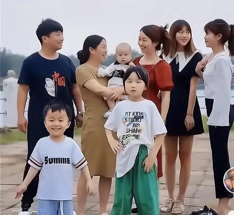 田静在直播里被弹幕追着问“是不是靠许敏翻身”，她直接接招，说婆婆确实拉过一把，可