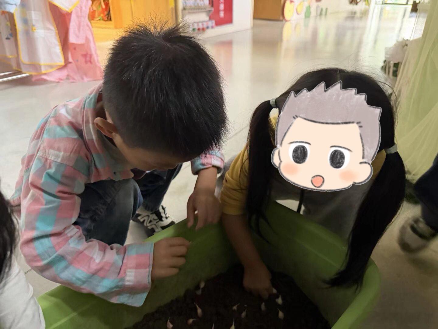 兜崽上幼儿园后，我们一度担心他没有社交。问他学了什么，他说不晓得。问他班里同学叫什么，他说不晓得。问