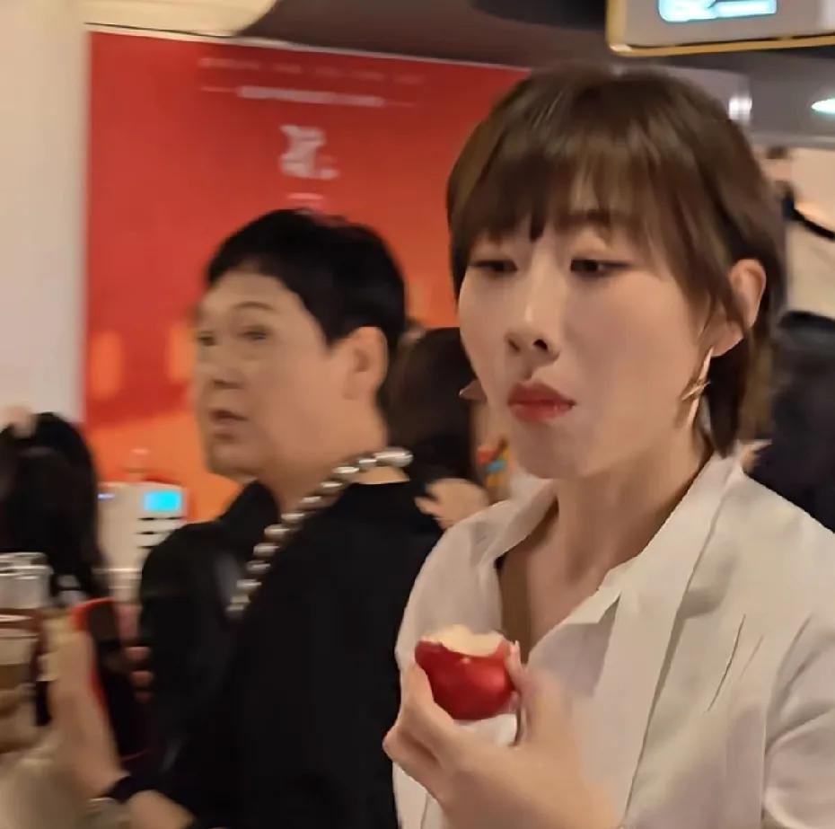 好接地气的任素汐，小跑着吃苹果的样子像极了早八赶着上班的我们。