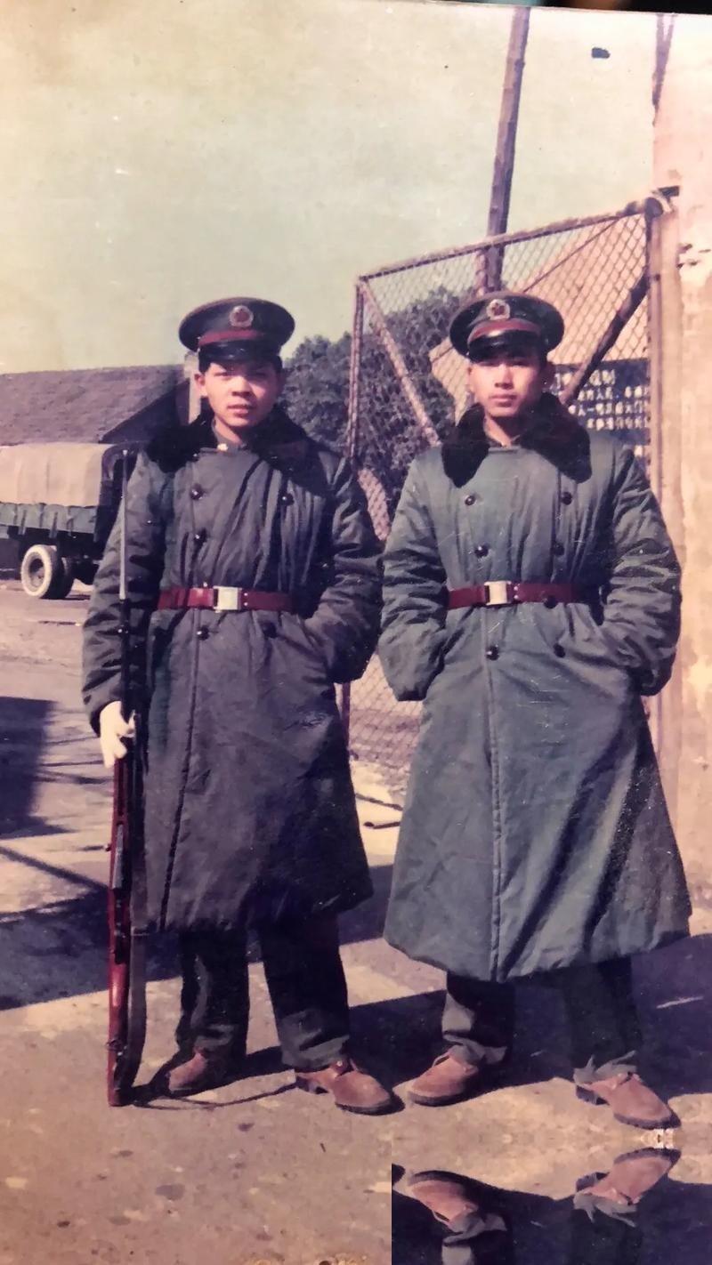 咱们平时托人办事，塞个把人进单位都觉得难如登天，更别提在规矩森严的部队里了。可你
