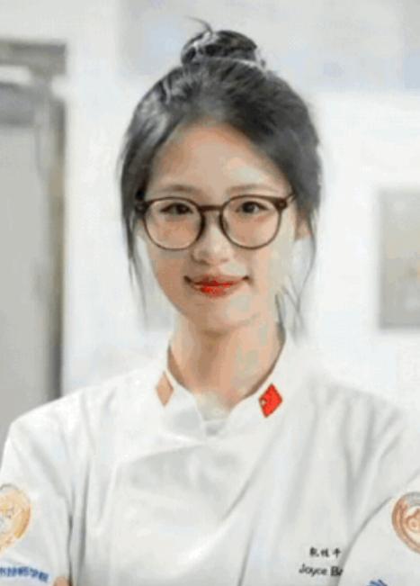 浙江一位21岁的女大专生，为了证明自己不比本科生差，参加了国际烘焙师大赛，她最终