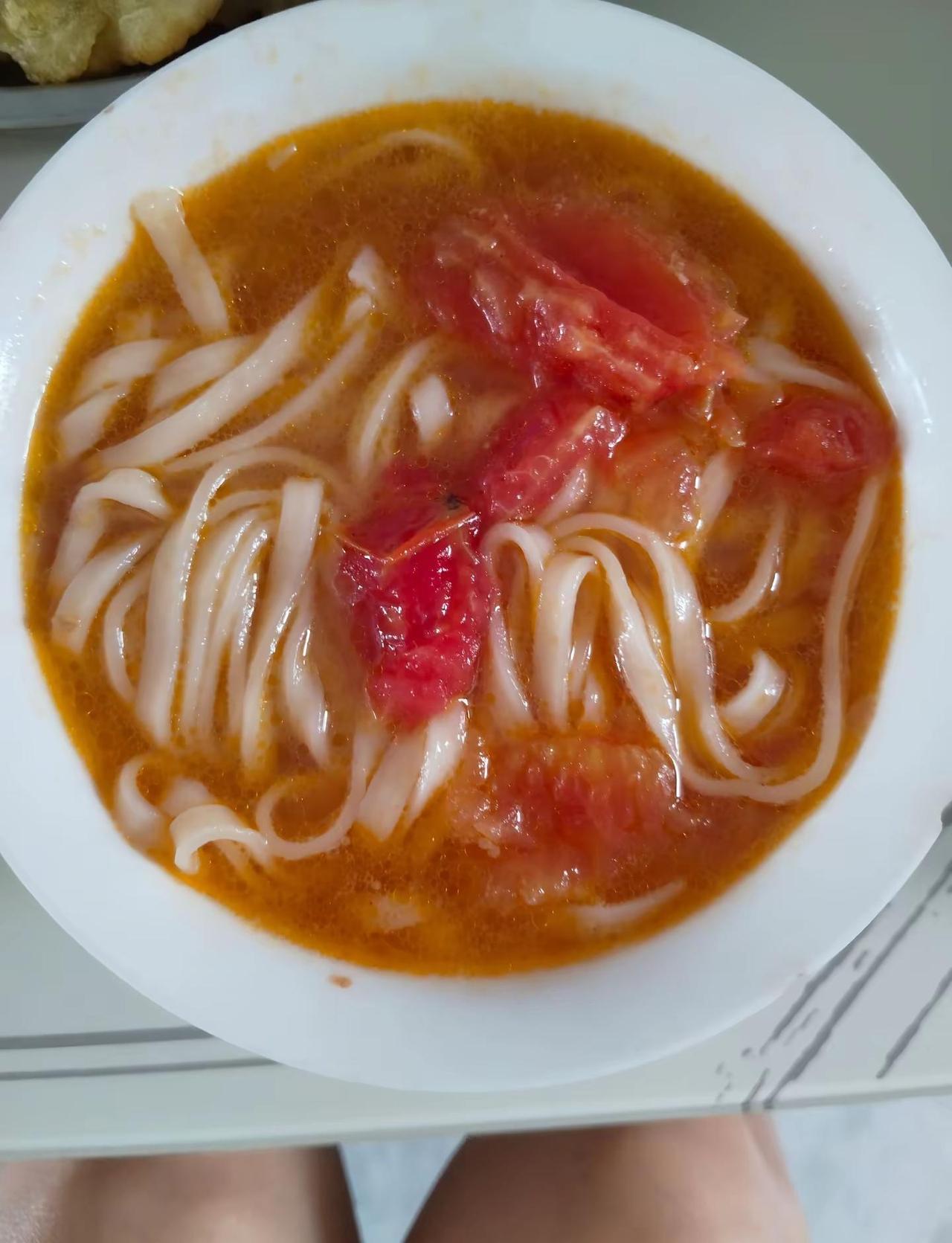 我妈骂了我爸四十年。不是普通吵架那种。吃饭骂，洗碗骂，看电视也骂。我爸上厕所久了