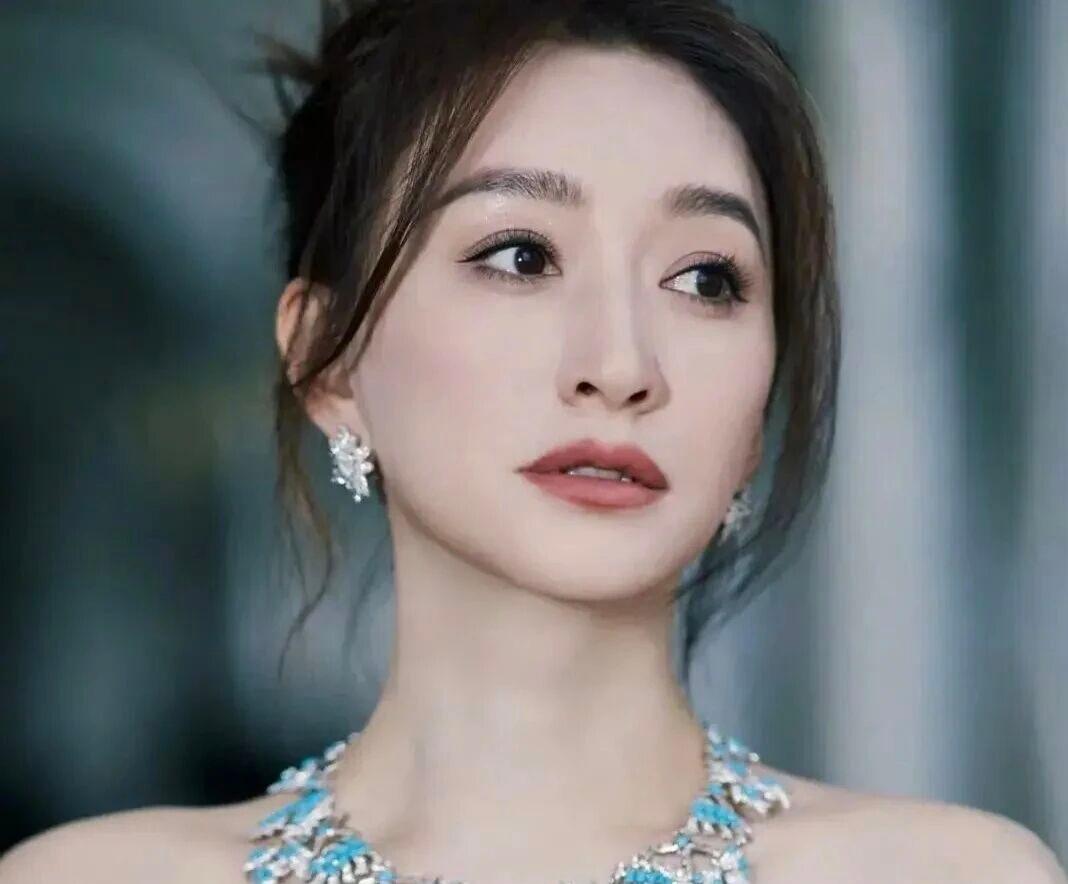 看了孙俪和李小冉两人现在的状态，我默默做了一个决定，以后该吃吃，该喝喝，该睡