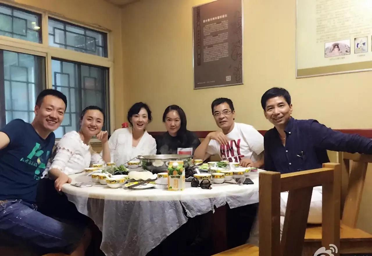 这张6人合照，我只认出了龙眉凤目、坐姿相同、笑容都保持一致的辛柏青与朱媛媛夫妇，