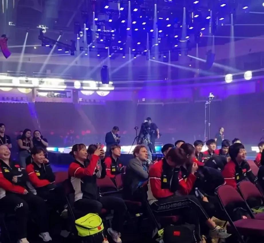 莎莎在台上抽签，大家在下面观看，全员嘻嘻哈哈！！佳佳笑得好开心，前仰
