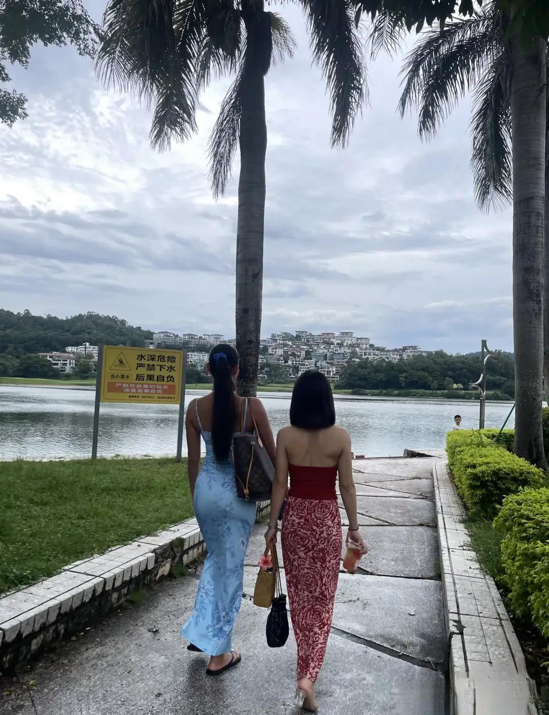 女儿问我：长得漂亮和长得高，哪个更重要？我说那肯定是高啊，我这一米六的苦，我