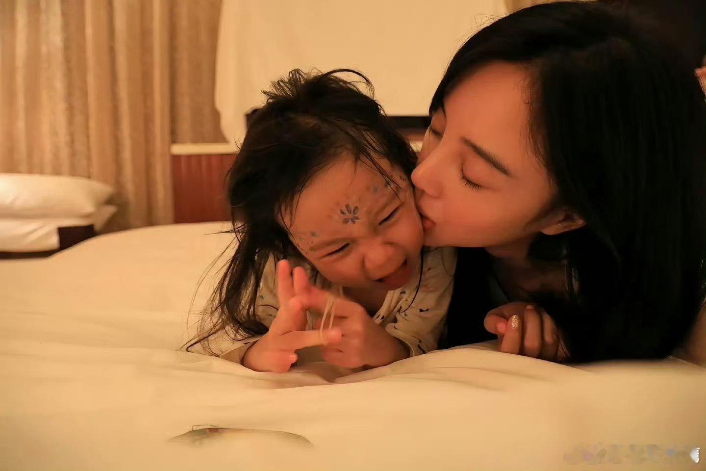 甜馨点赞了需要这么大的非议吗？孩子其实都知道，只要过的幸福就行了[抱抱]​​