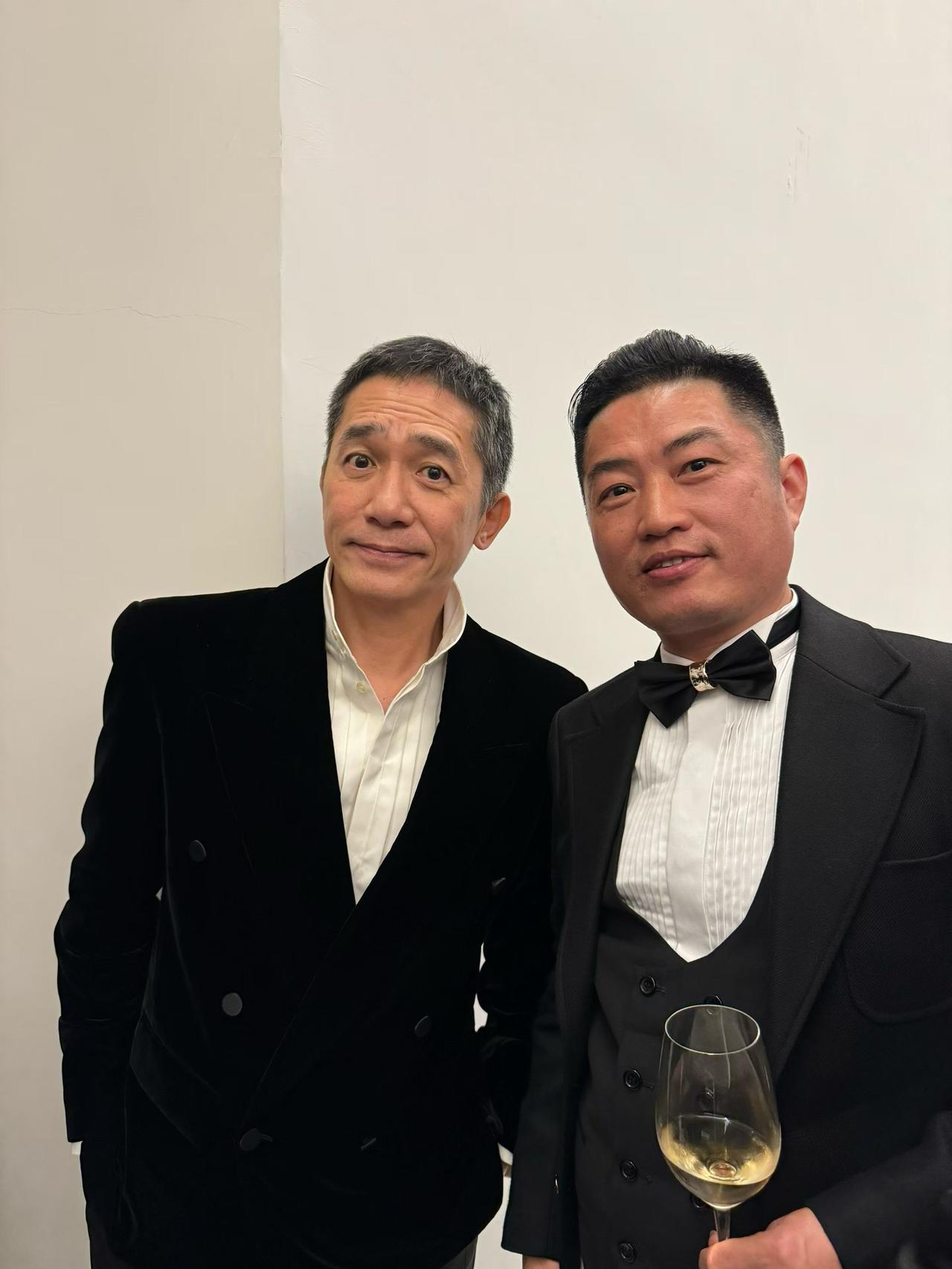 鲍志华与梁朝伟合影留念[比心][玫瑰][玫瑰][玫瑰]官宣！梁朝伟出任第28届上