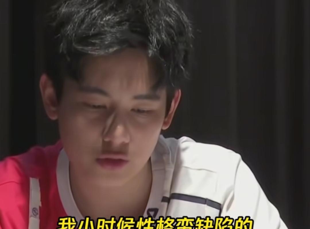 他的老师，禁止全班同学和他说话。不是因为打架，也不是因为偷窃。仅仅是因为这个