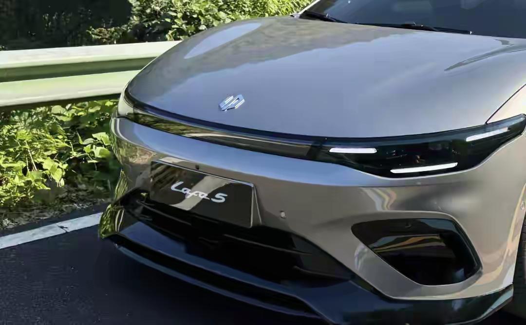 2025新规3大实招，停车费“刺客”退场！你是否遇到过“停车一小时八分钟按俩小时