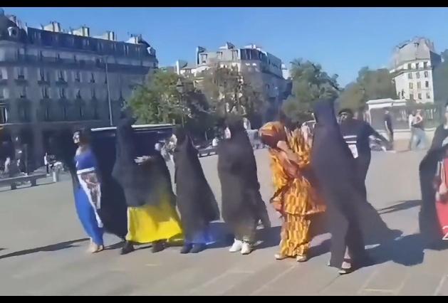 伊朗街头，几位伊朗女性勇敢地摘下了已佩戴数十年的神秘面纱。她们渴望能得到彻底的