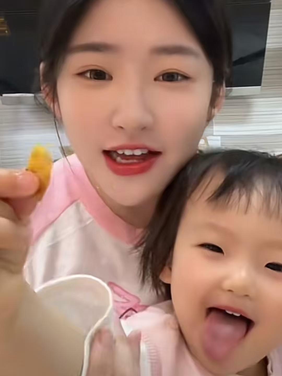 黄一鸣百万粉丝号被封后，女儿闪闪状态让人担忧！潮童星近日发出闪闪最新状况，平时