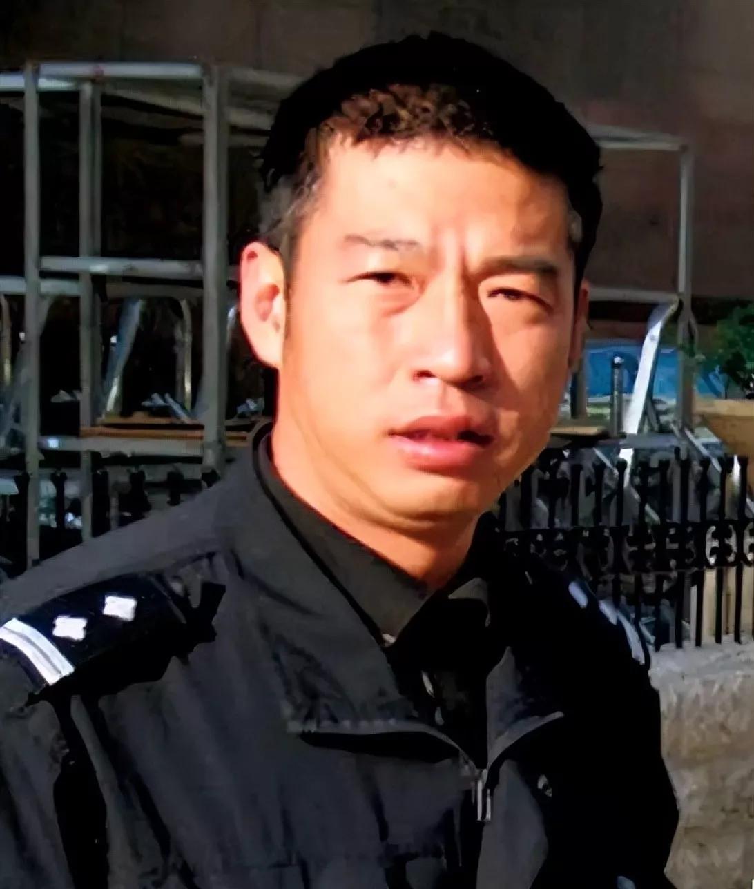 1998年，昆明民警杜培武被认定杀了出轨的妻子和情夫。他喊冤、抗议、脱下血衣展示