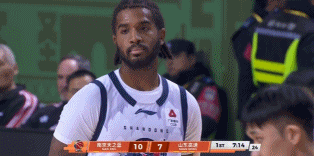 双双离场！山东外援克里斯再吃技犯被罚下主教练怒摔西装直接驱逐北京时间1月4