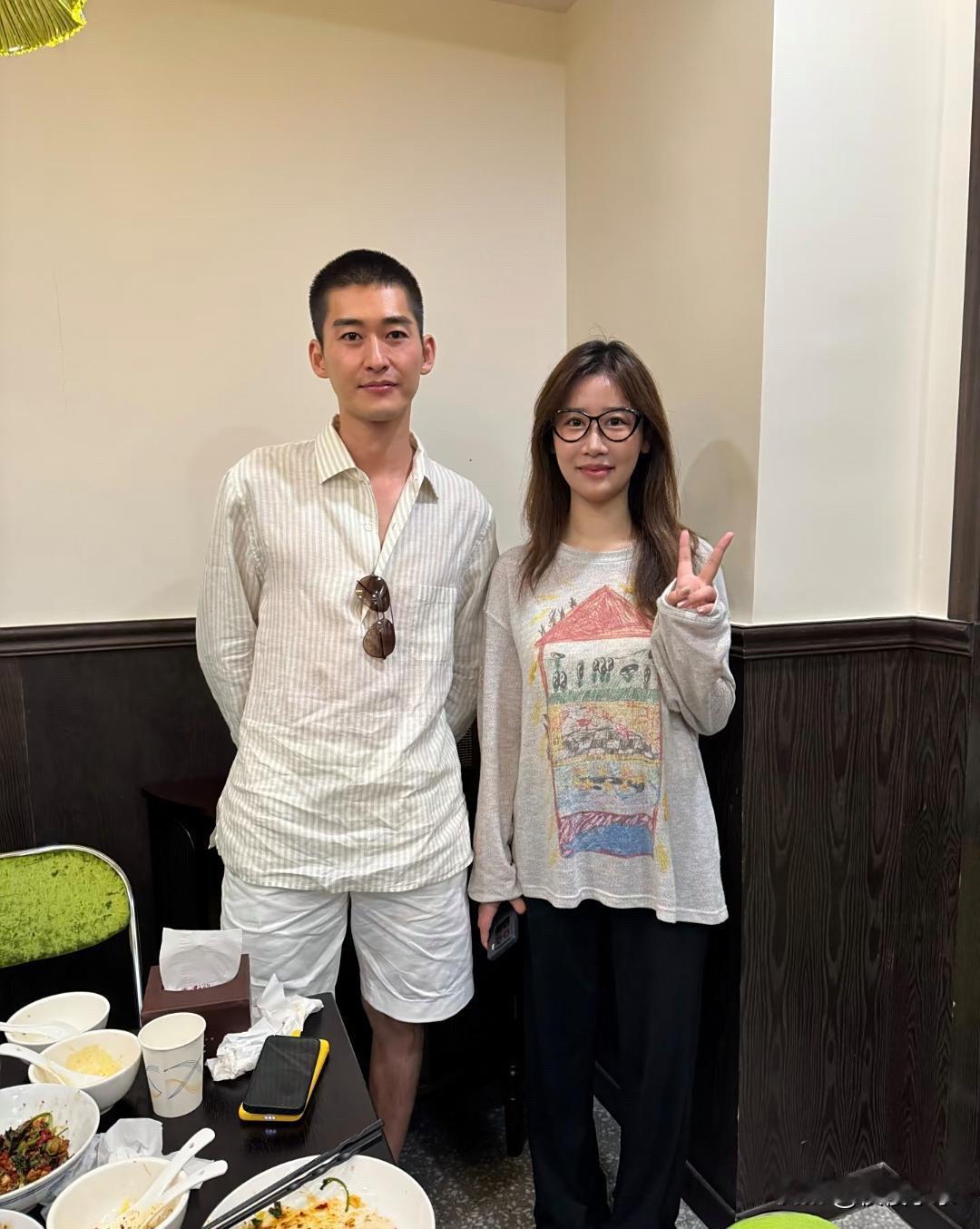 张翰在上海逛街吃饭被偶遇，他减肥了，剪了寸头，变得又高又帅，终于不油腻了！看起来