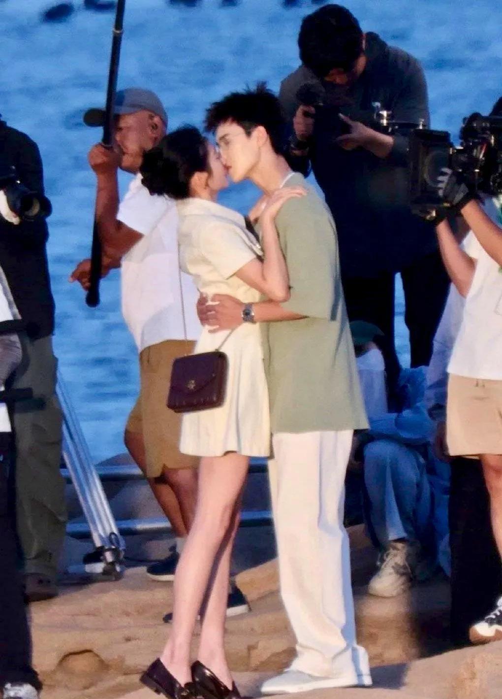 “关晓彤也拍上吻戏了!”网友们激动地奔走相告!不得不承认，演员的心理素质!