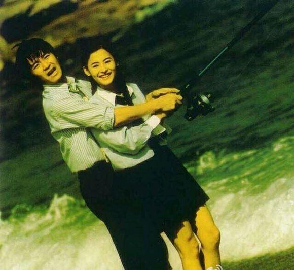 那年，星爷张柏芝好青春。后来他们同框合影，张柏芝越来越女人味了，而星爷却有了岁月