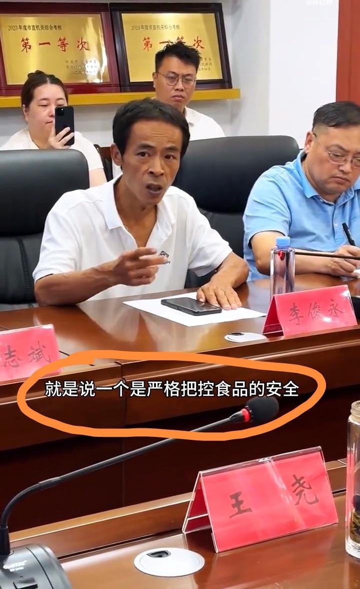 鸡排哥这次是彻底火了，不仅线下生意火爆，顾客排长队抢购！还被邀请到当地文旅局发言
