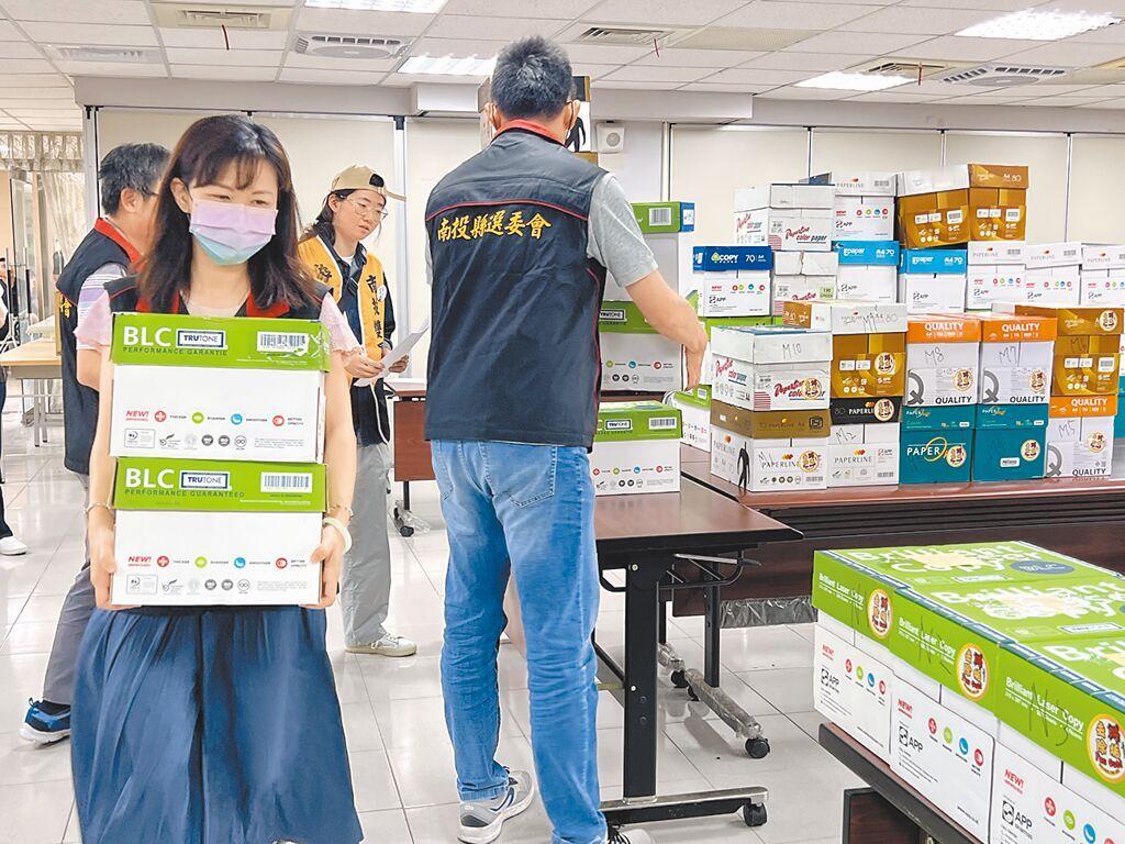南投县国民党籍立委马文君、游颢的罢免案二阶段连署书，此前因存在签名潦草、笔迹不符