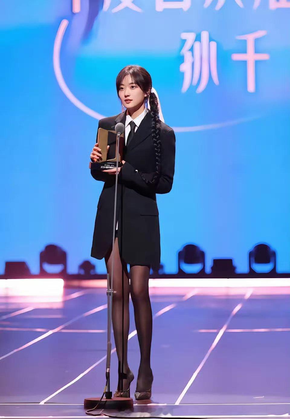 孙千不愧是腿精，这大细长腿比关晓彤也不逞多让啊​​​
