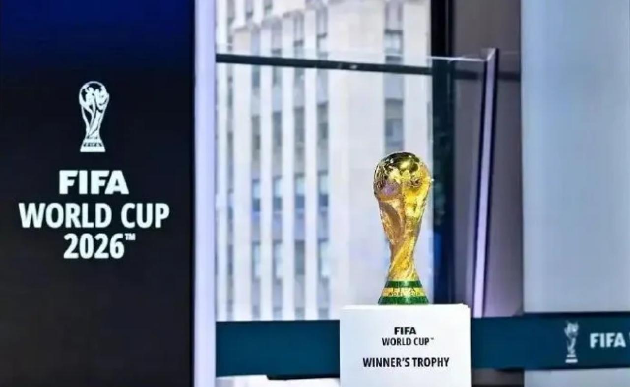 拿下了，FIFA秘书长亲自飞到北京，把报价从3亿美元砍到1.1亿，央视