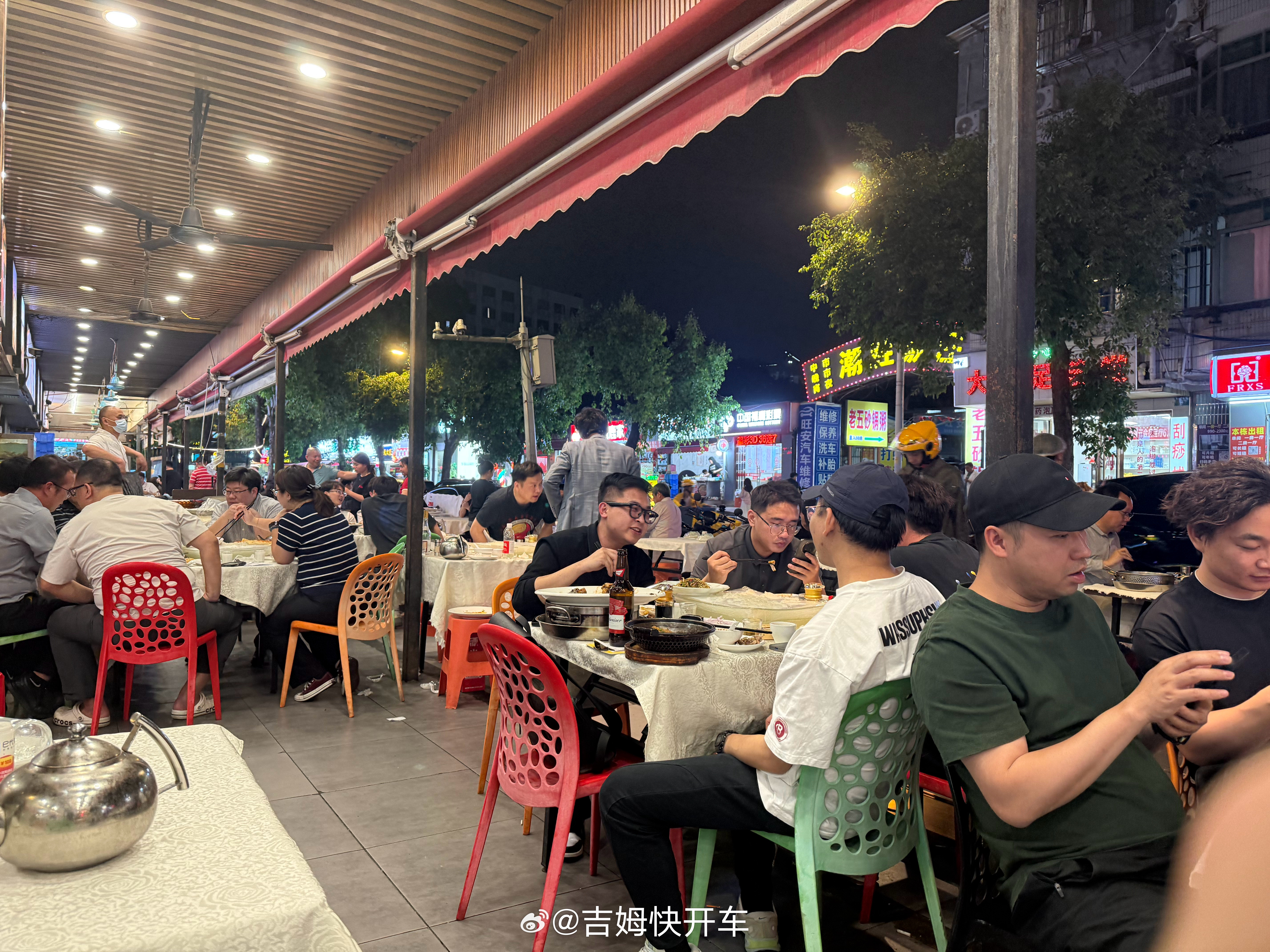 广州不愧是美食之都，菜单本打开六个子菜单，太权威了。大排档主打一个生活烟火气，看