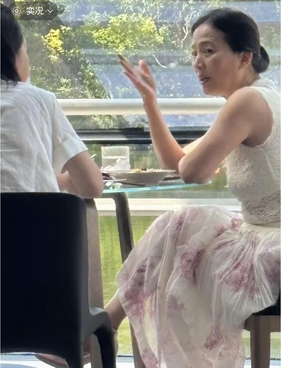 8月30日，刘亦菲母亲刘晓莉在北京被偶遇，67岁看脸挺老的，但手镯据说是7位数，