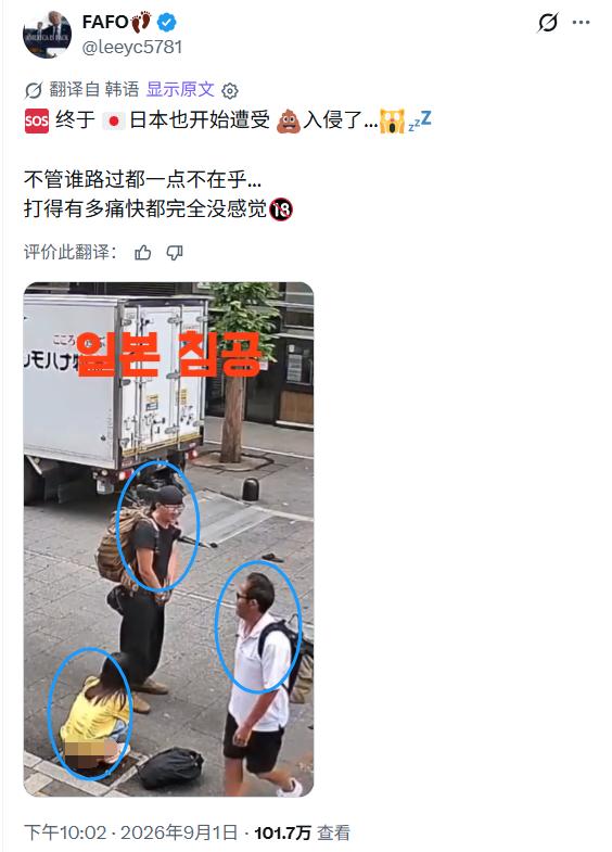 这件事还有两个值得观察的点！1、周边虽不能说人潮如织，但也有三四波人从她前方
