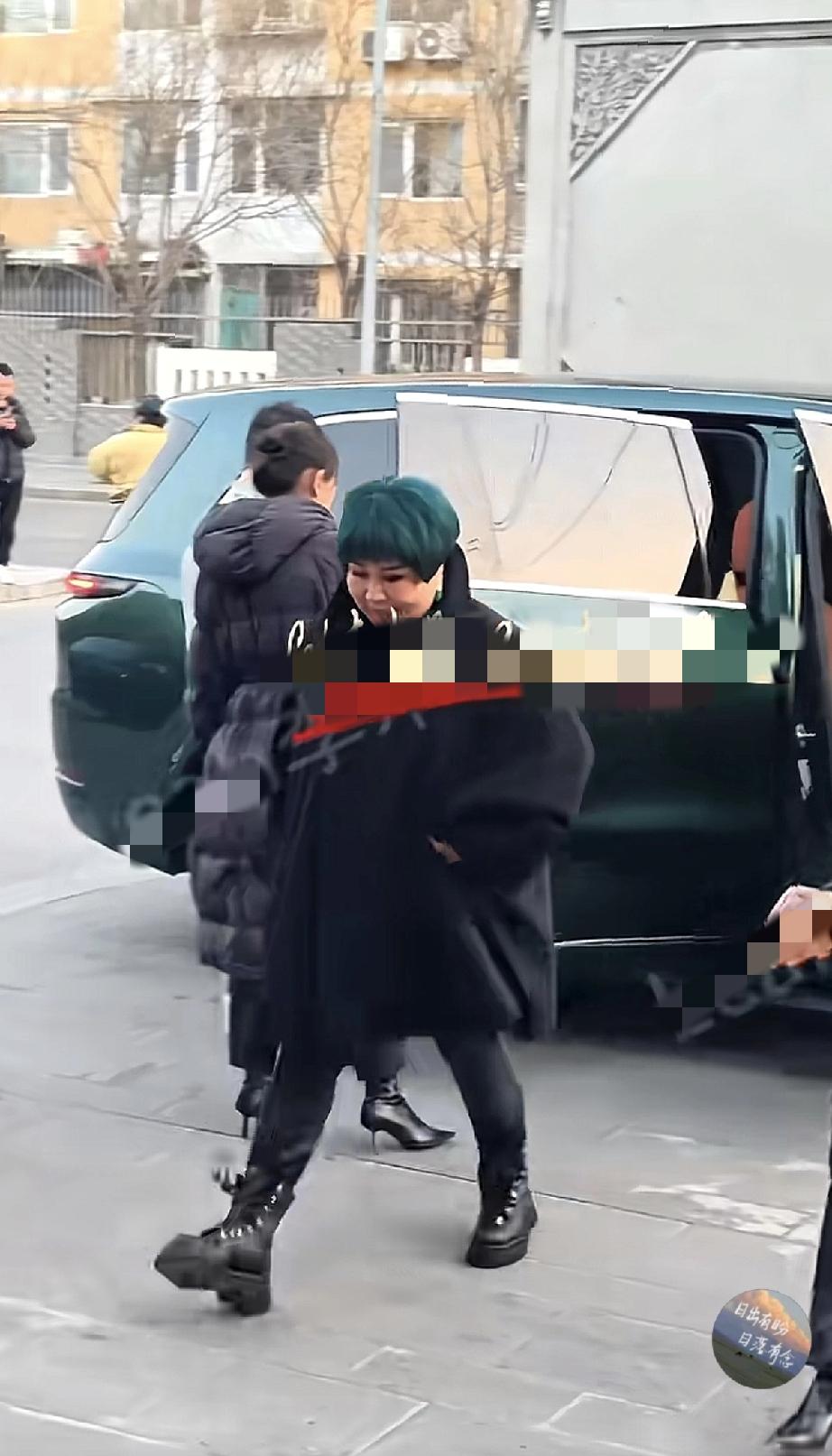 王惠带儿子郭汾阳参加陶阳的婚礼，王惠的翡翠耳环好亮眼，一看就是富婆!2月11