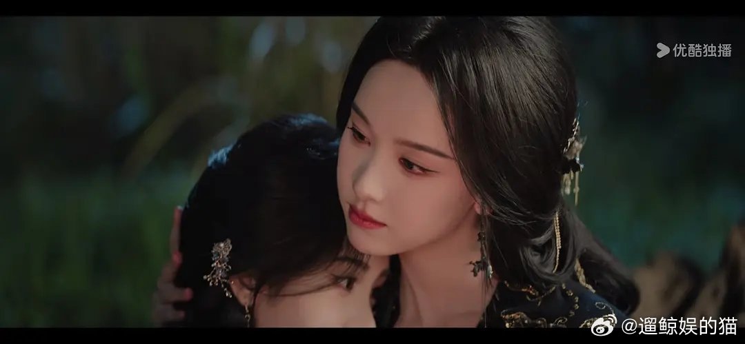 哎都是看人下碟的破万后那套黑色大祭司发型一下子好看了