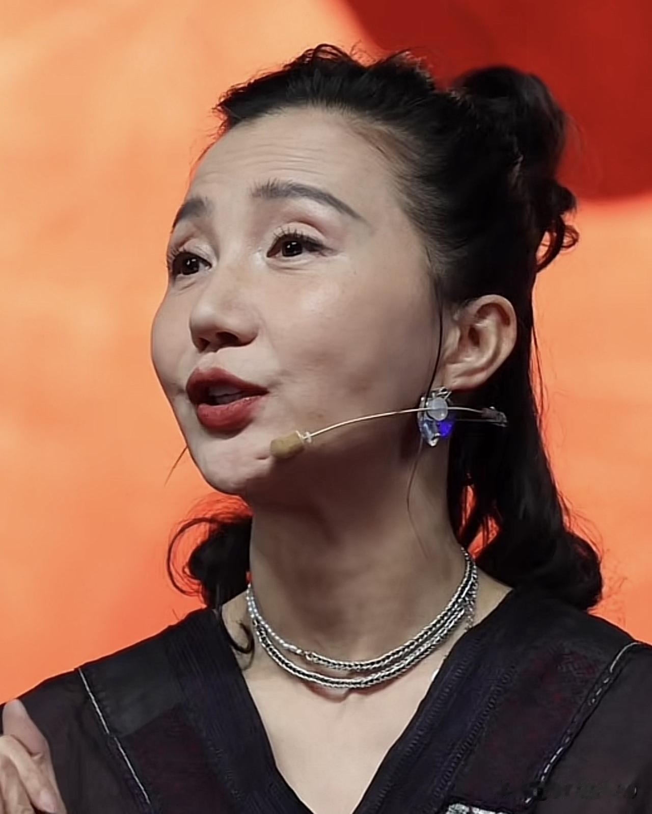 性感女神阿朵，这是经历了什么，45岁的生图老态明显，皮肤松弛，皱纹横生，让网友惊